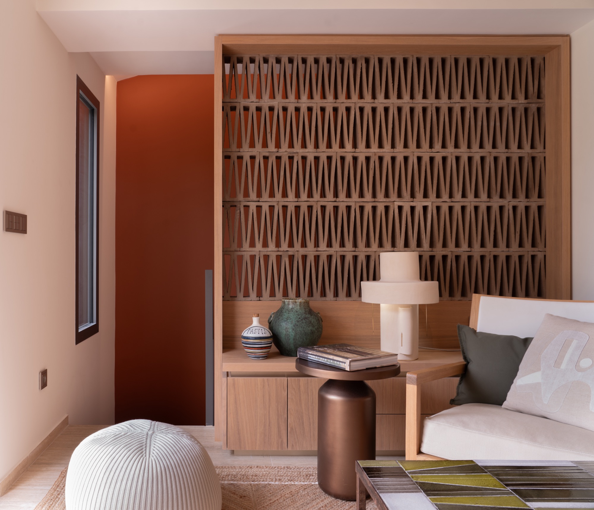 Salon méditerranéen composé avec bois, claustra et mobilier aux lignes douces